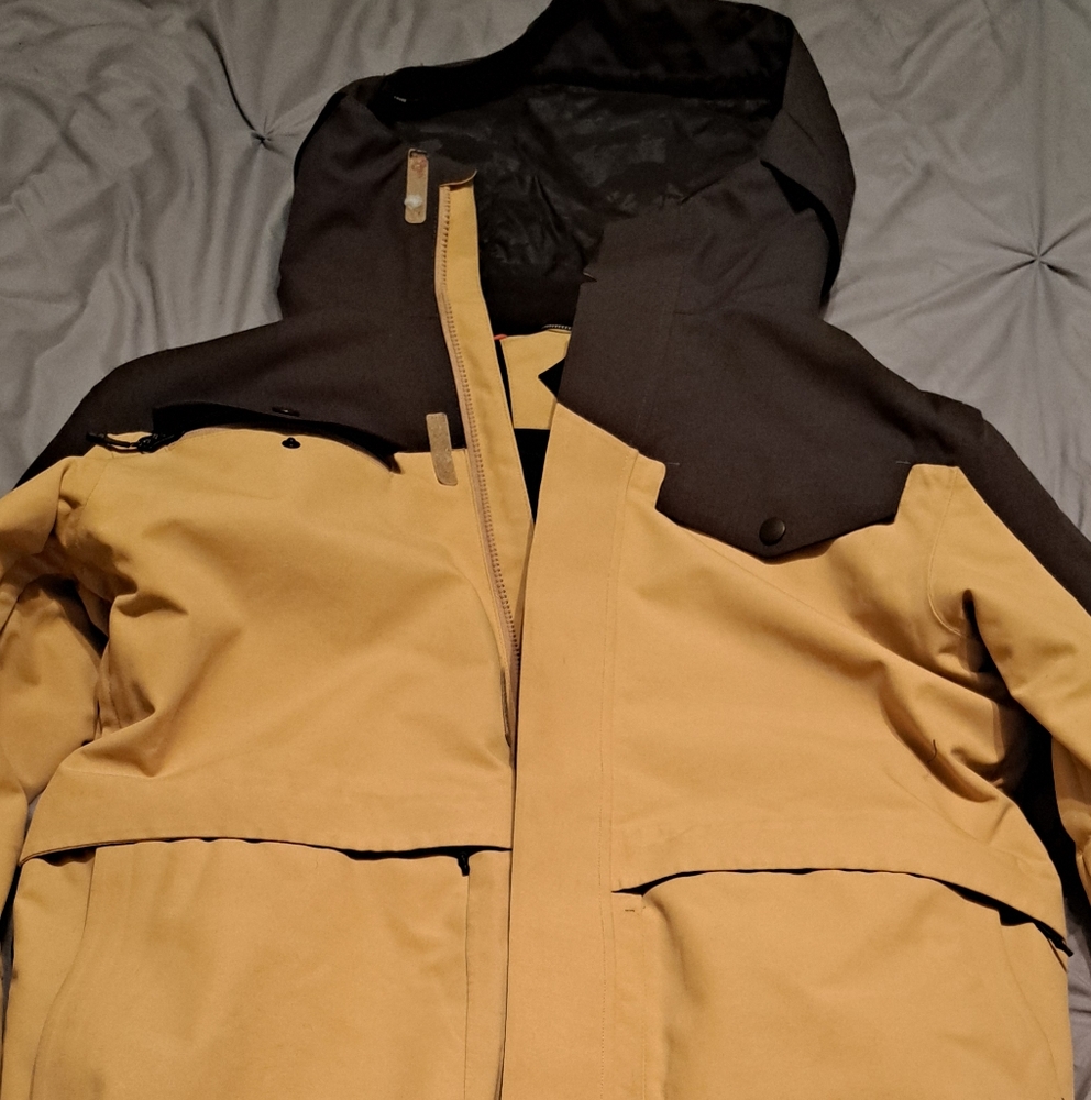 Mens Medium snowboard ski jacket. It's a generic house brand.